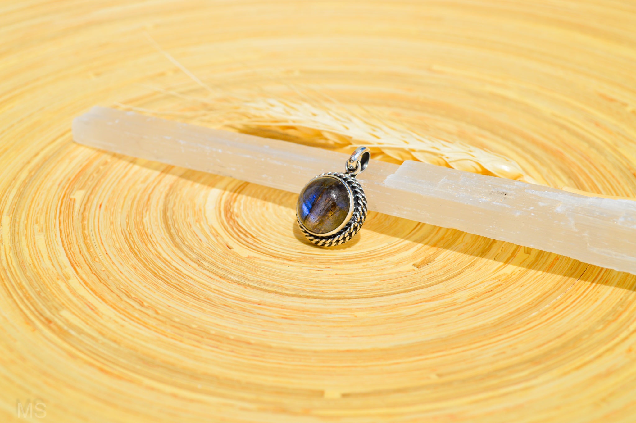 Labradorite Circle Pendant